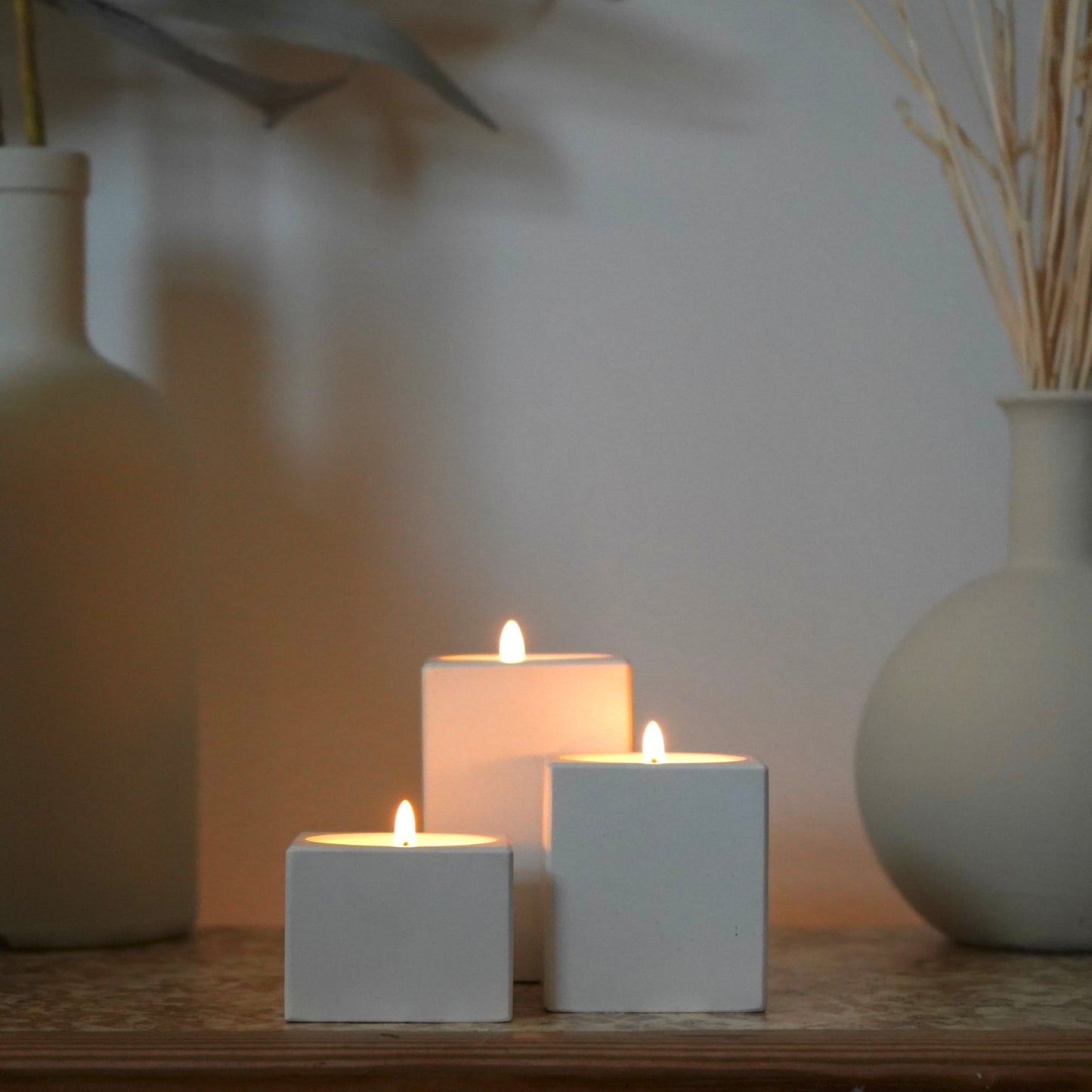 Handgefertigtes Teelichthalter-Set Pure aus Keramik auf einem Dekotisch mit Pflanzen – ideal für ein stilvolles und harmonisches Wohnambiente