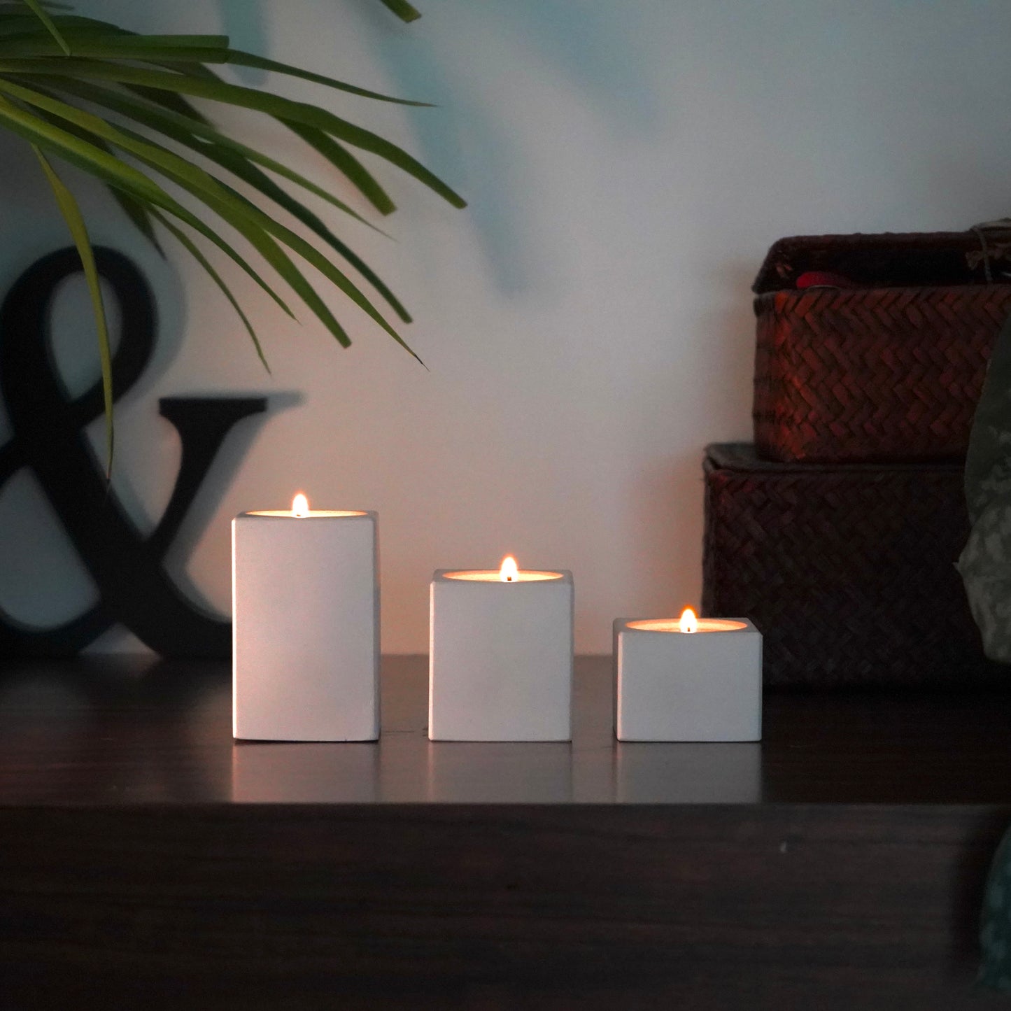 Elegantes Teelichthalter-Set Pure aus Keramik, stilvoll arrangiert auf einer Kommode – perfekt für eine warme, gemütliche Atmosphäre