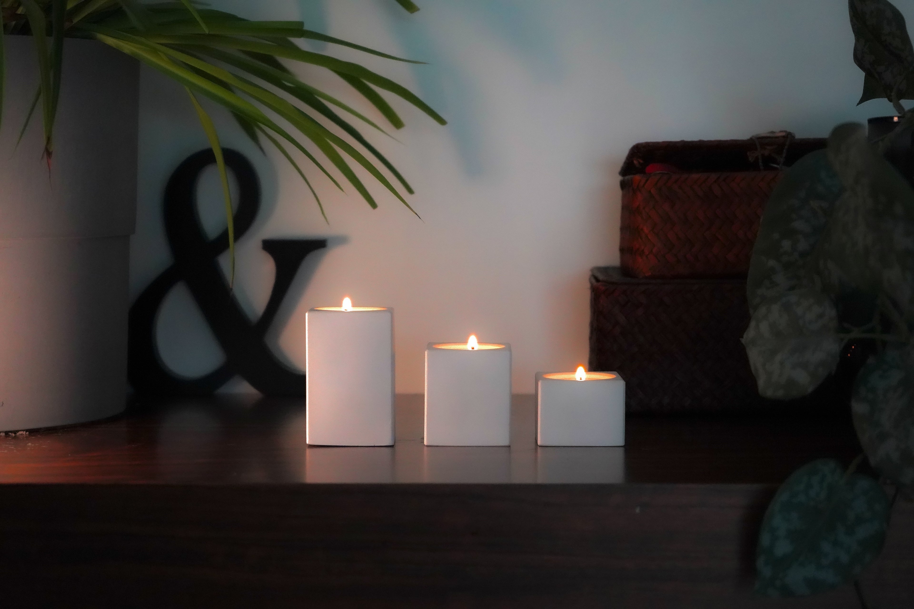 Teelichthalter Pure Set auf einer Kommode – dezente Keramik für eine warme Atmosphäre im Wohnbereich