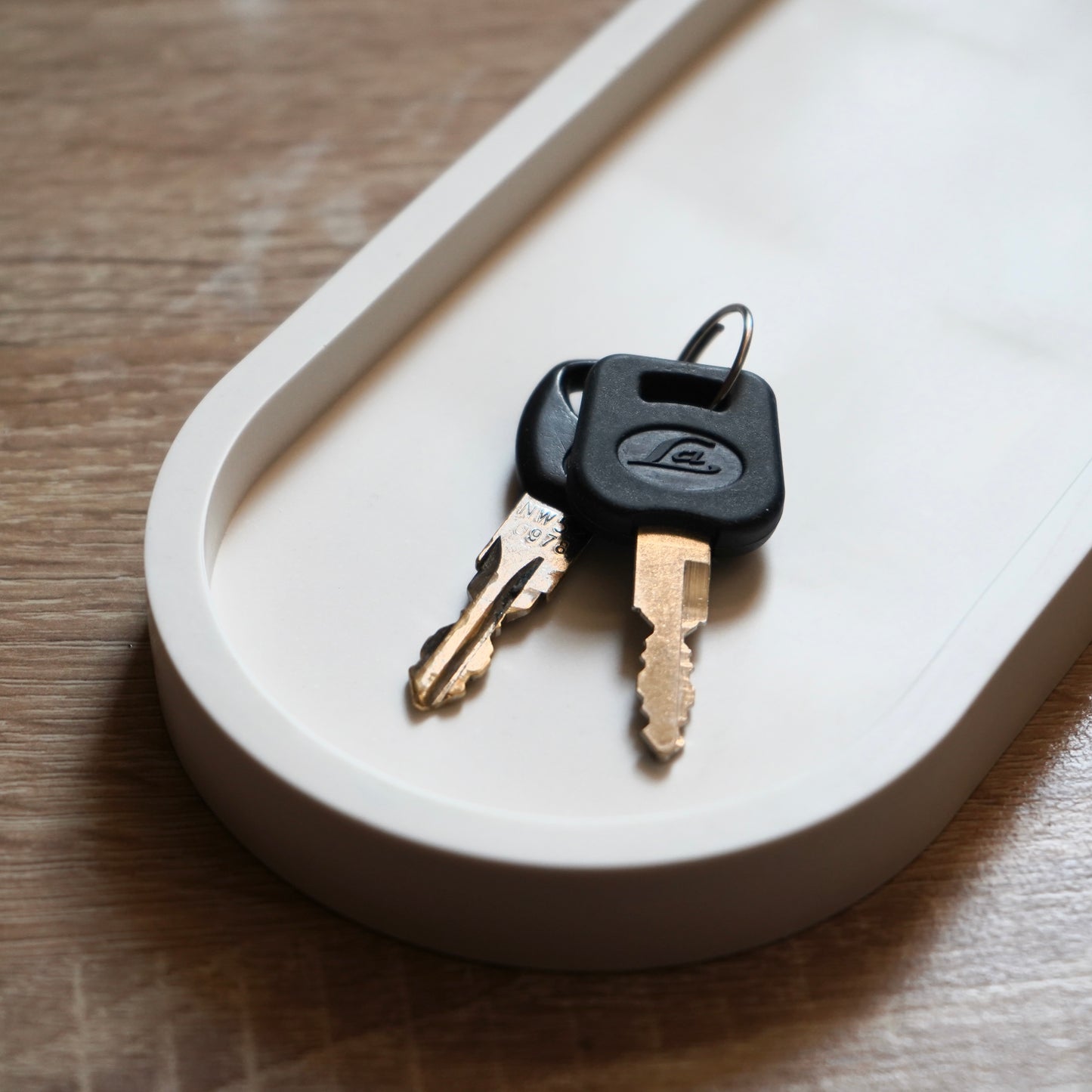 Keramikuntersetzer Pure zweckentfremdet als stilvolle Ablage für Schlüssel – minimalistisches Wohnaccessoire mit Funktion