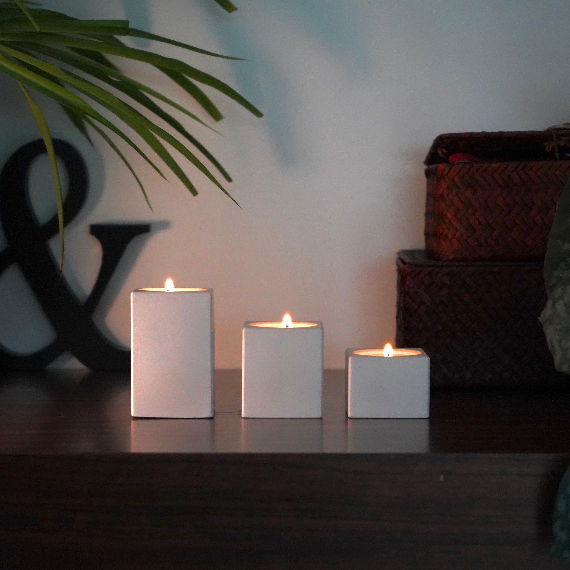 Elegantes Teelichthalter-Set Pure aus Keramik, stilvoll arrangiert auf einer Kommode – perfekt für eine warme, gemütliche Atmosphäre