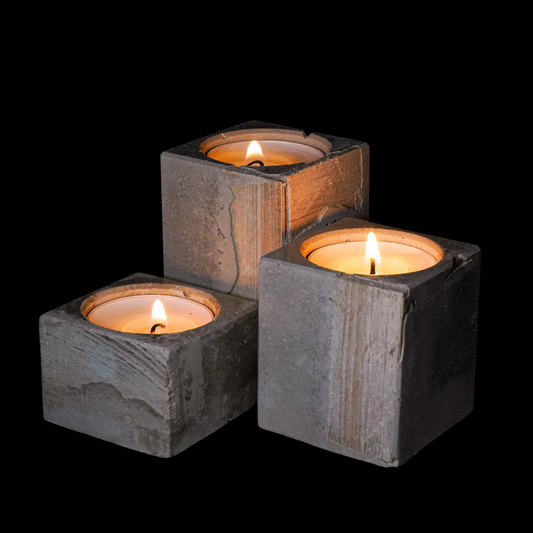 Set aus drei minimalistischen Teelichthaltern aus Beton mit Holzelementen – Produktdarstellung freigestellt